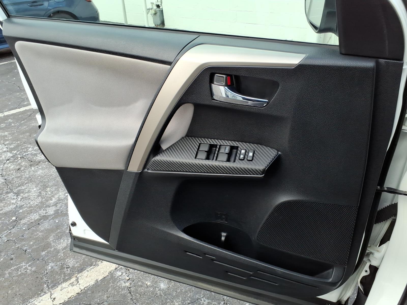 Used 2015 Super White Toyota XLE image 12