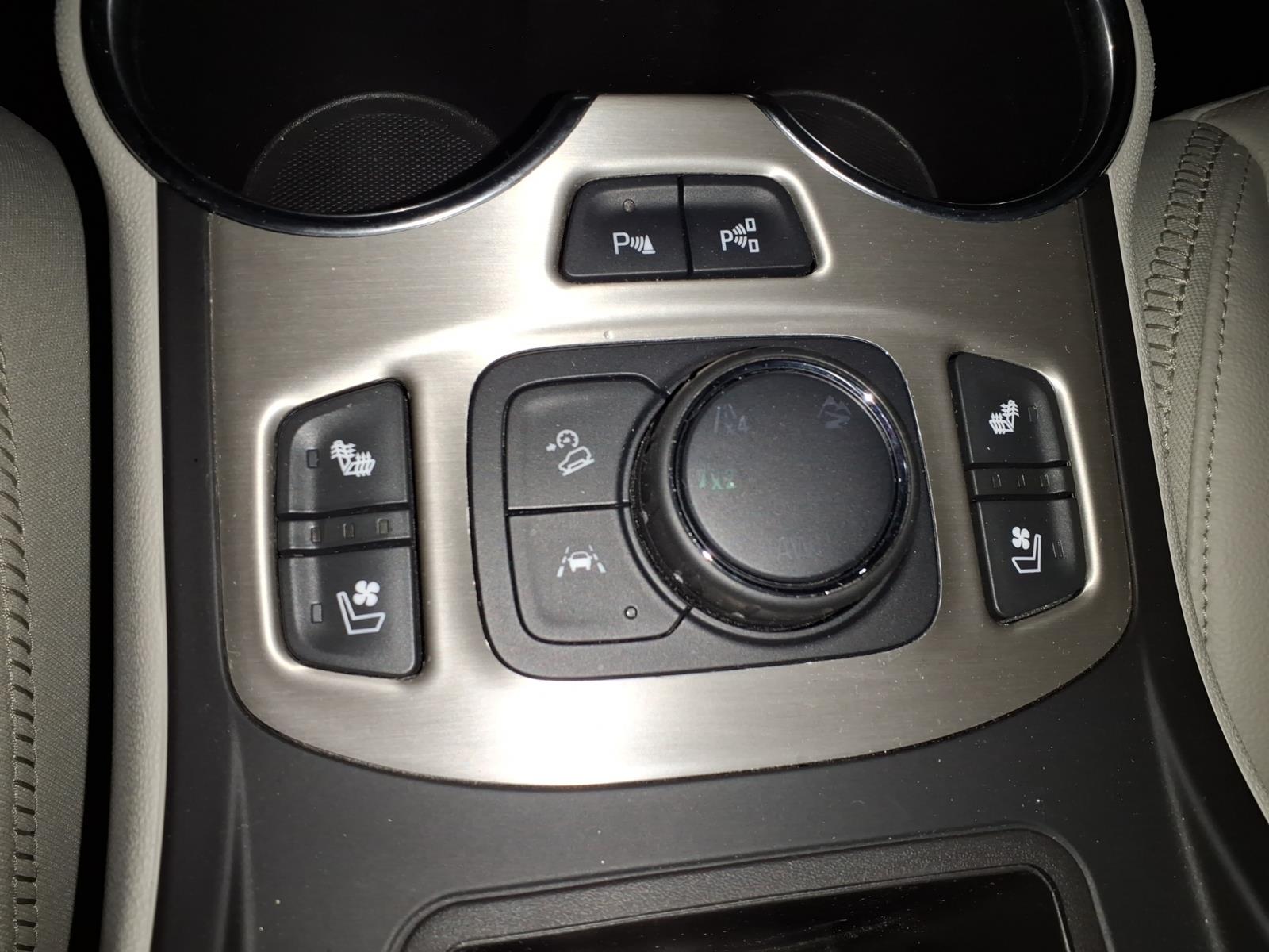 Used 2022 White GMC Denali image 12