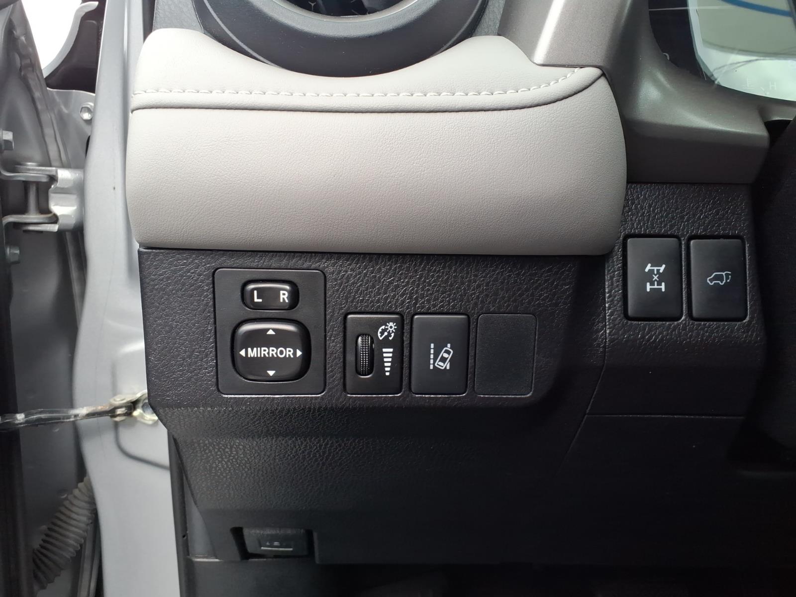 Used 2018 Silver Toyota  image 13