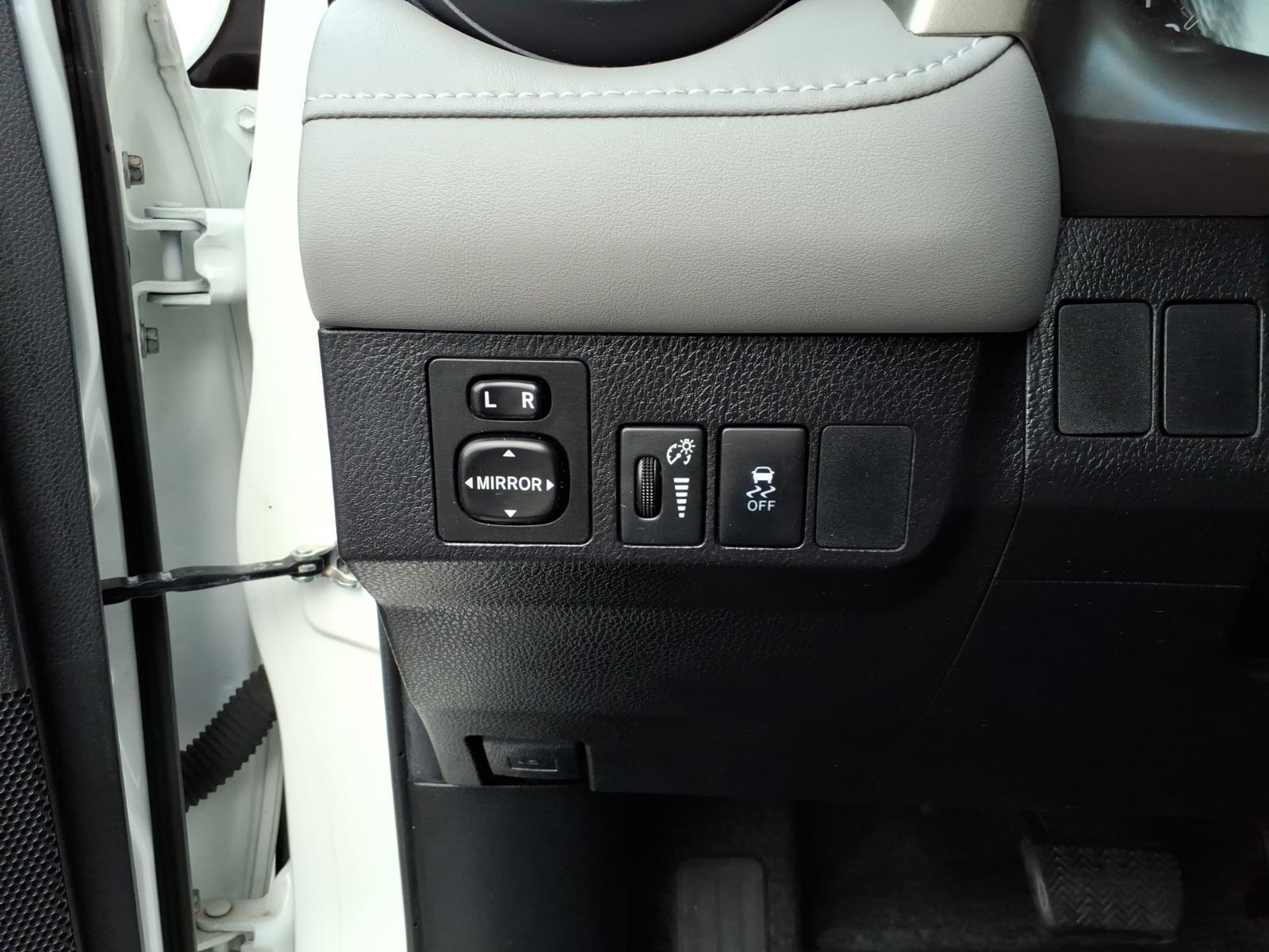 Used 2015 Super White Toyota XLE image 13