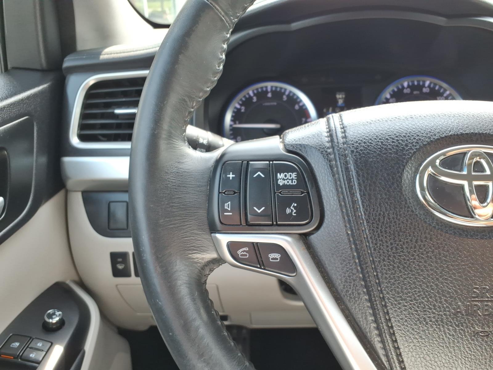 Used 2015 Gray Toyota XLE image 14