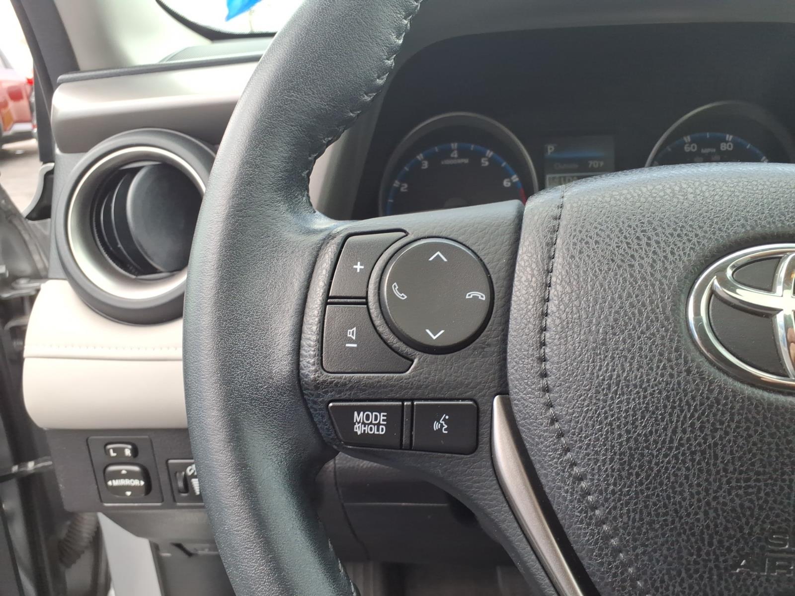 Used 2018 Silver Toyota  image 15