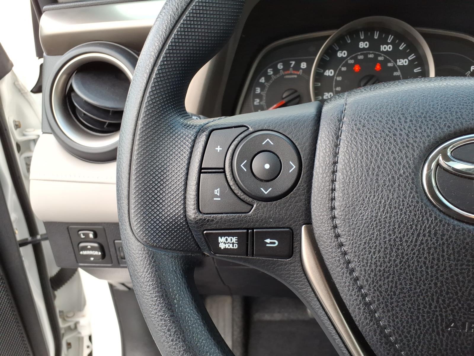 Used 2015 Super White Toyota XLE image 15