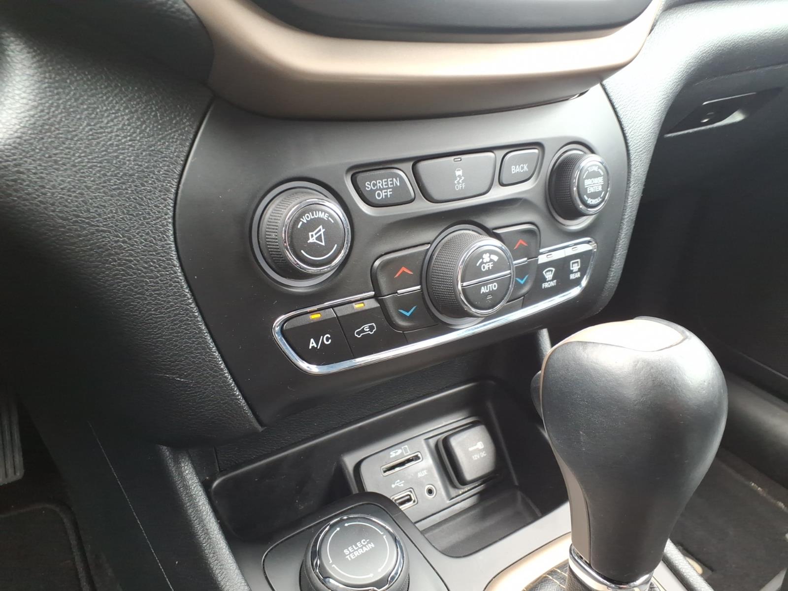 Used 2016 Silver Jeep Limited image 16