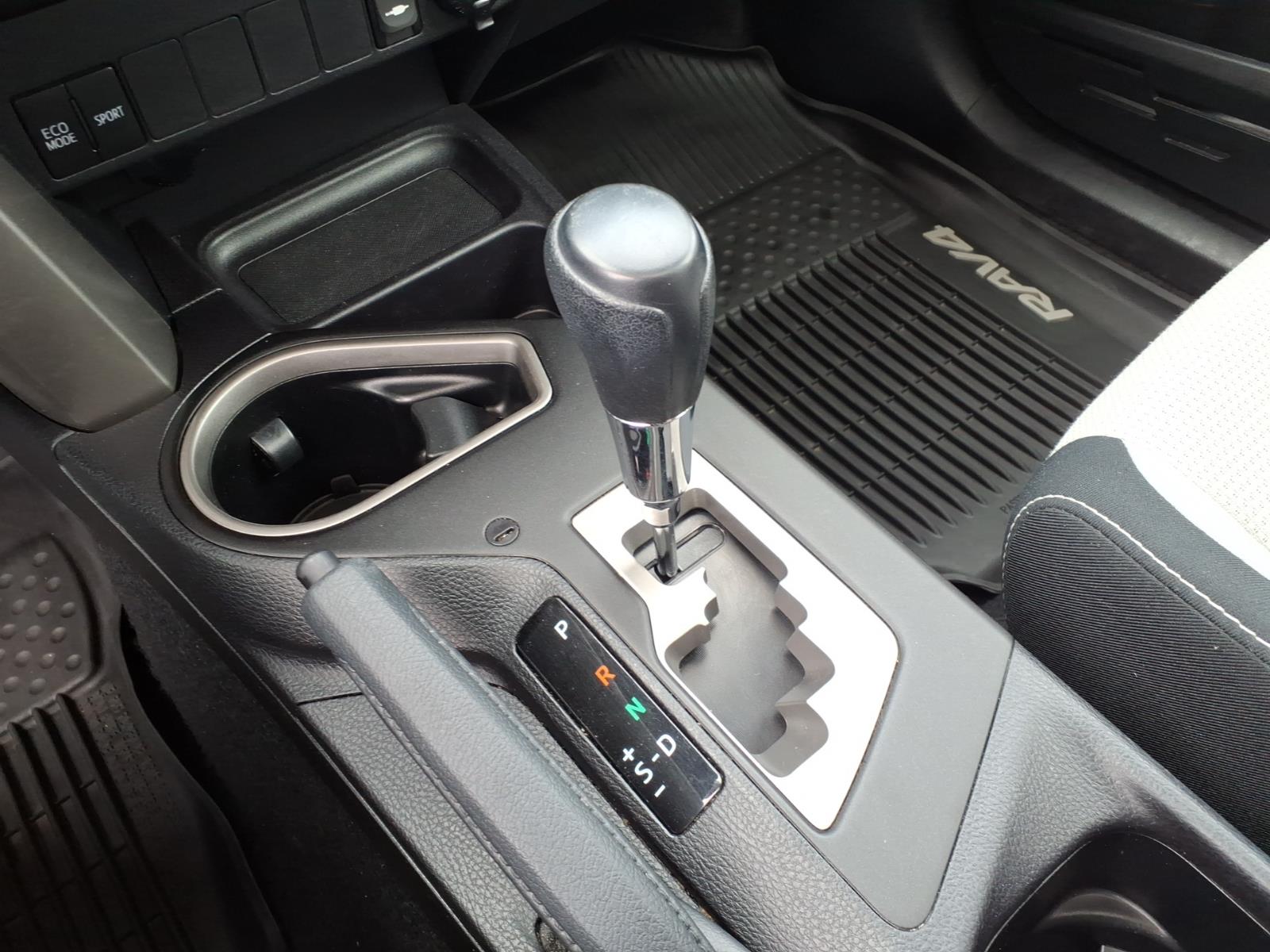 Used 2018 Silver Toyota  image 17