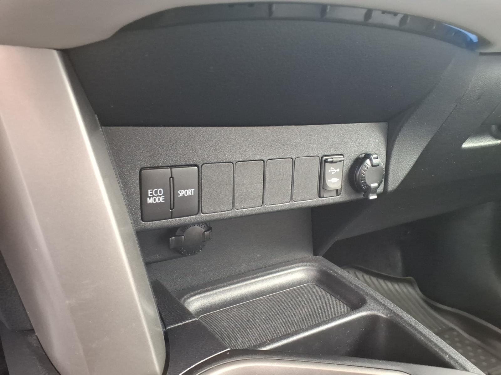 Used 2018 Silver Toyota  image 19