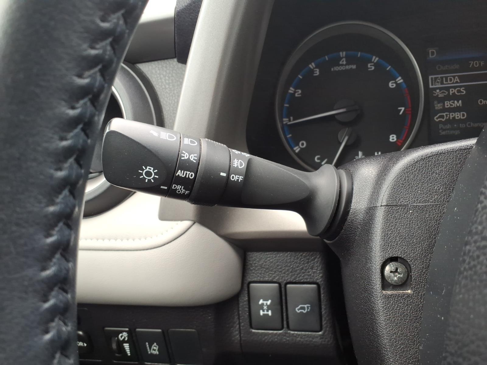 Used 2018 Silver Toyota  image 21