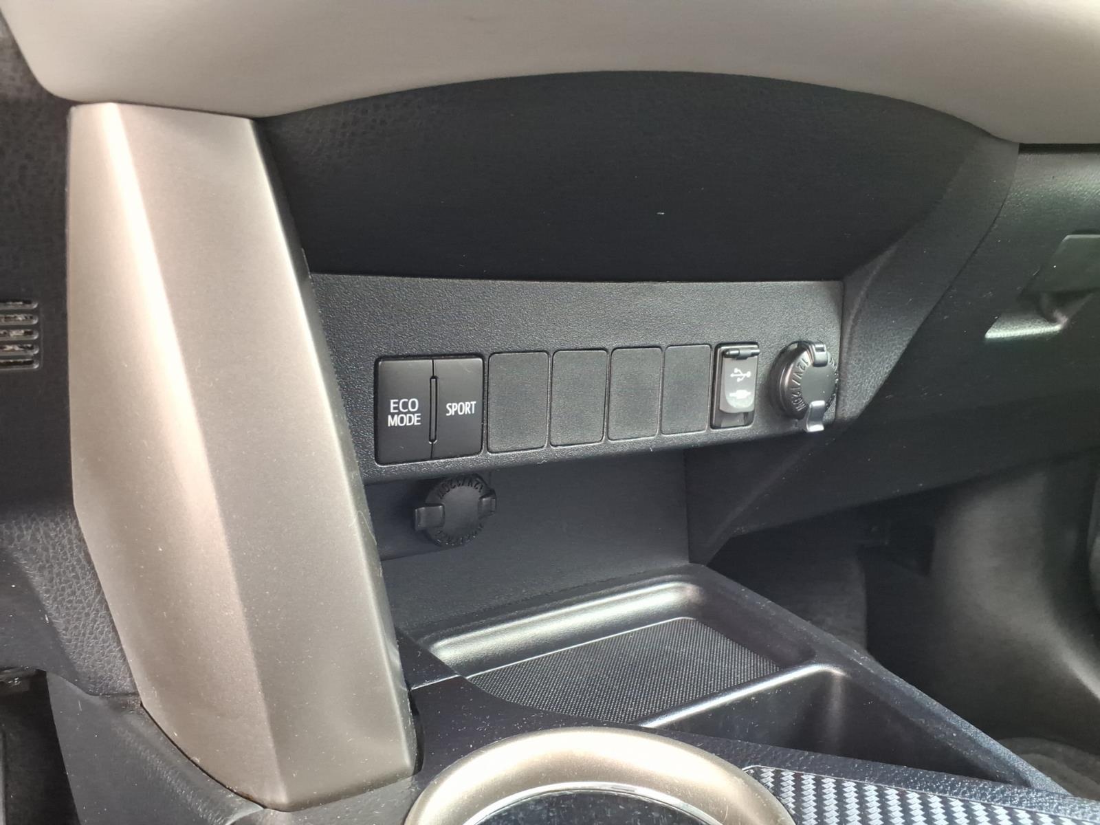 Used 2015 Super White Toyota XLE image 22