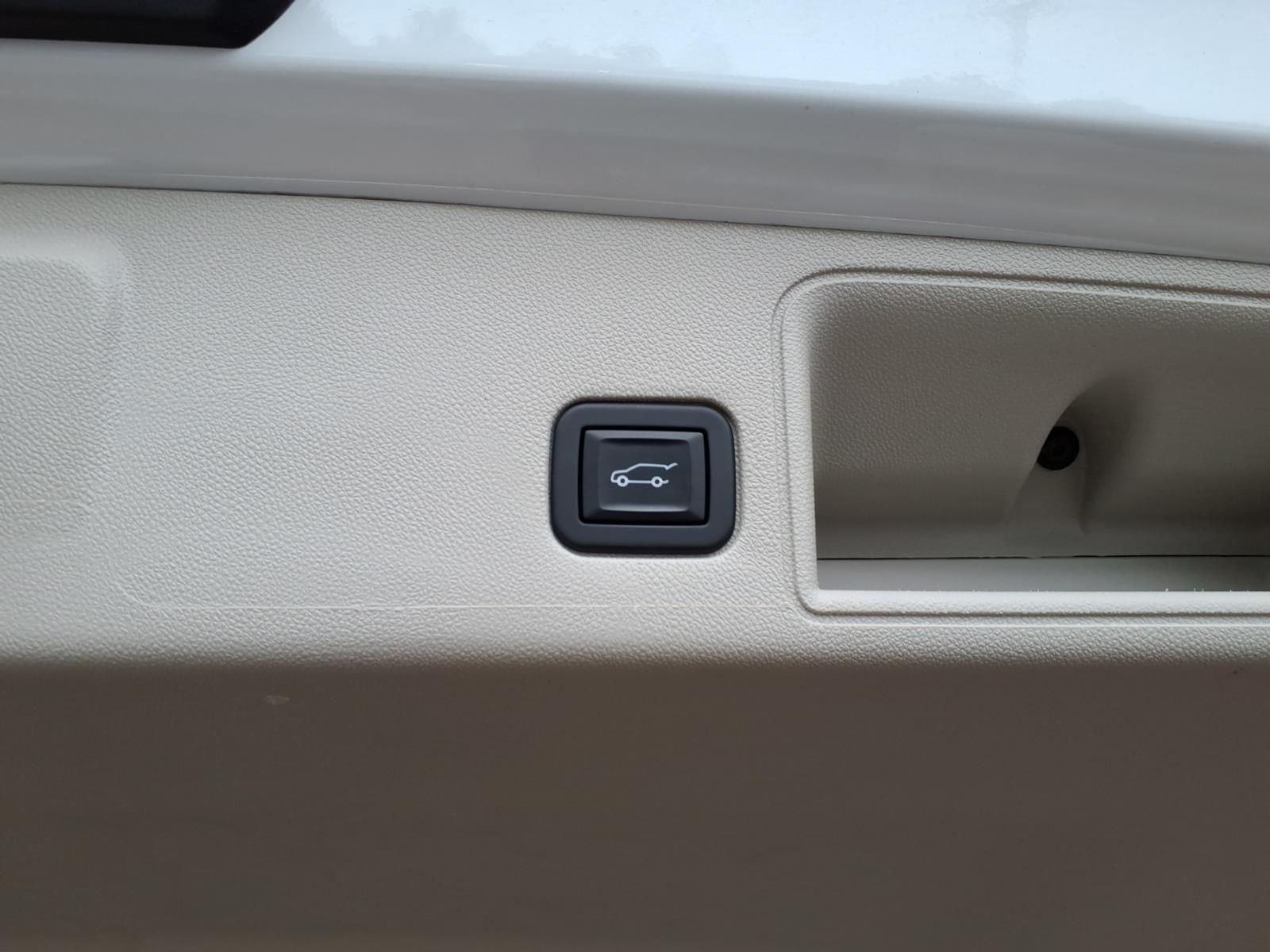 Used 2022 White GMC Denali image 6