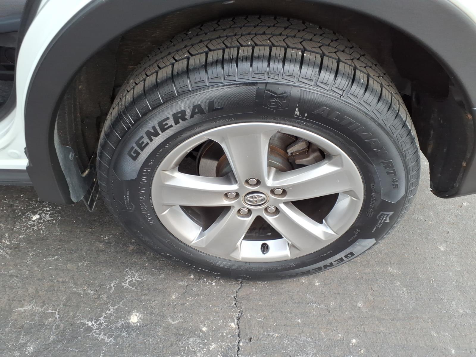 Used 2015 Super White Toyota XLE image 7