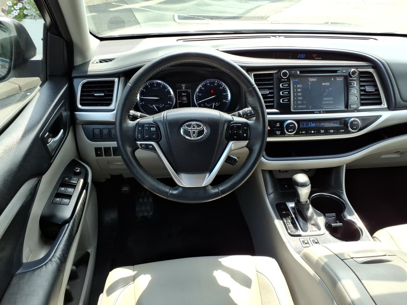 Used 2015 Gray Toyota XLE image 8