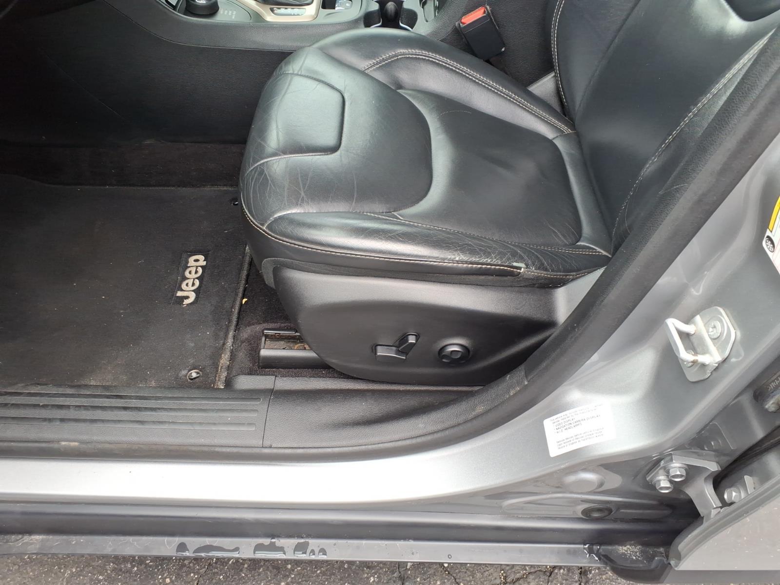 Used 2016 Silver Jeep Limited image 9