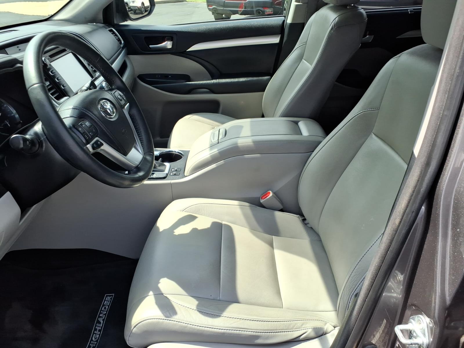 Used 2015 Gray Toyota XLE image 9