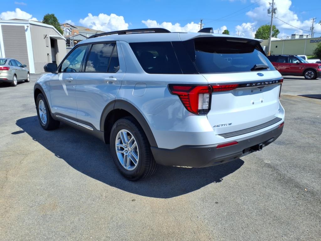 2025 Ford Explorer photo 4