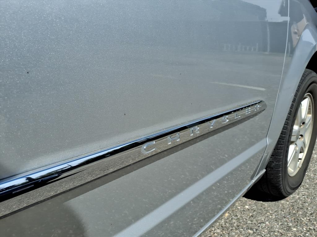 2011 Chrysler Town & Country Touring photo 10