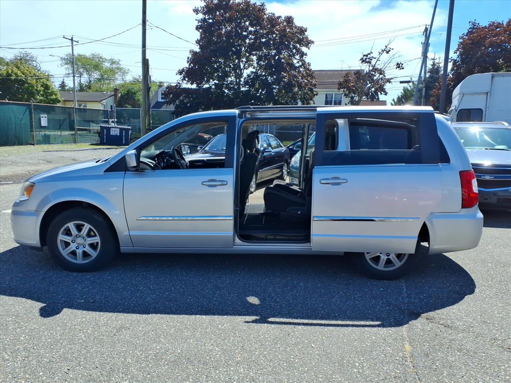 2011 Chrysler Town & Country Touring photo 13