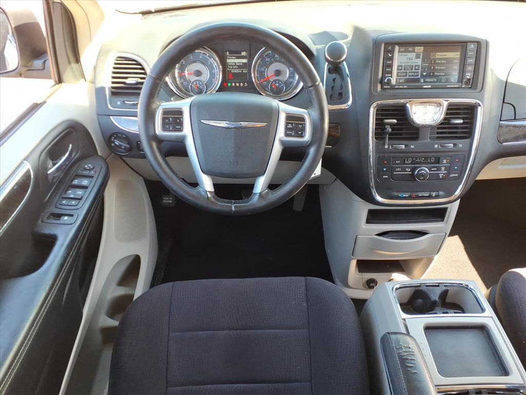 2011 Chrysler Town & Country Touring photo 17