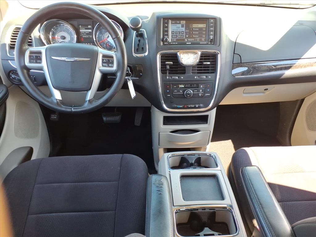 2011 Chrysler Town & Country Touring photo 18