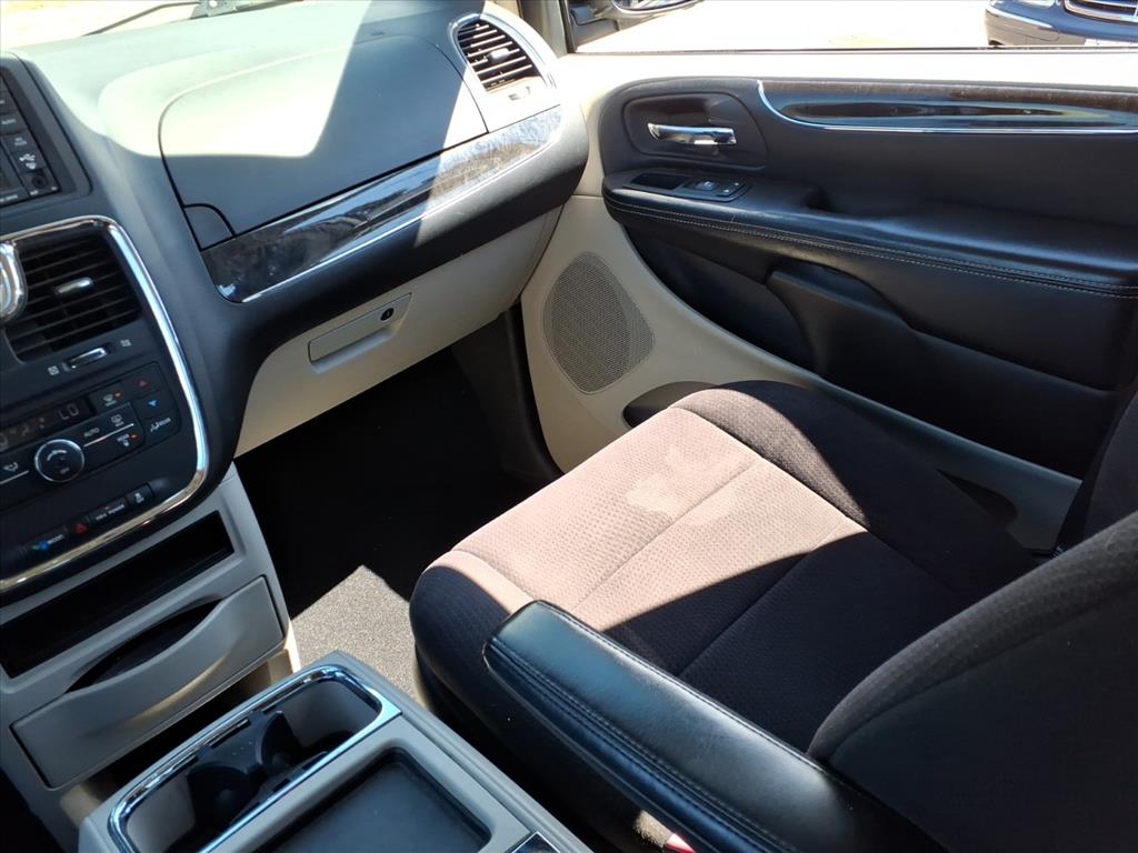 2011 Chrysler Town & Country Touring photo 19