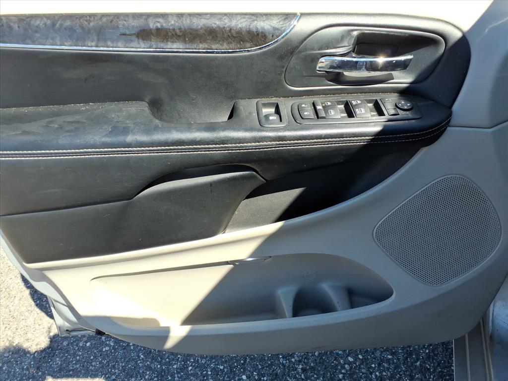 2011 Chrysler Town & Country Touring photo 20