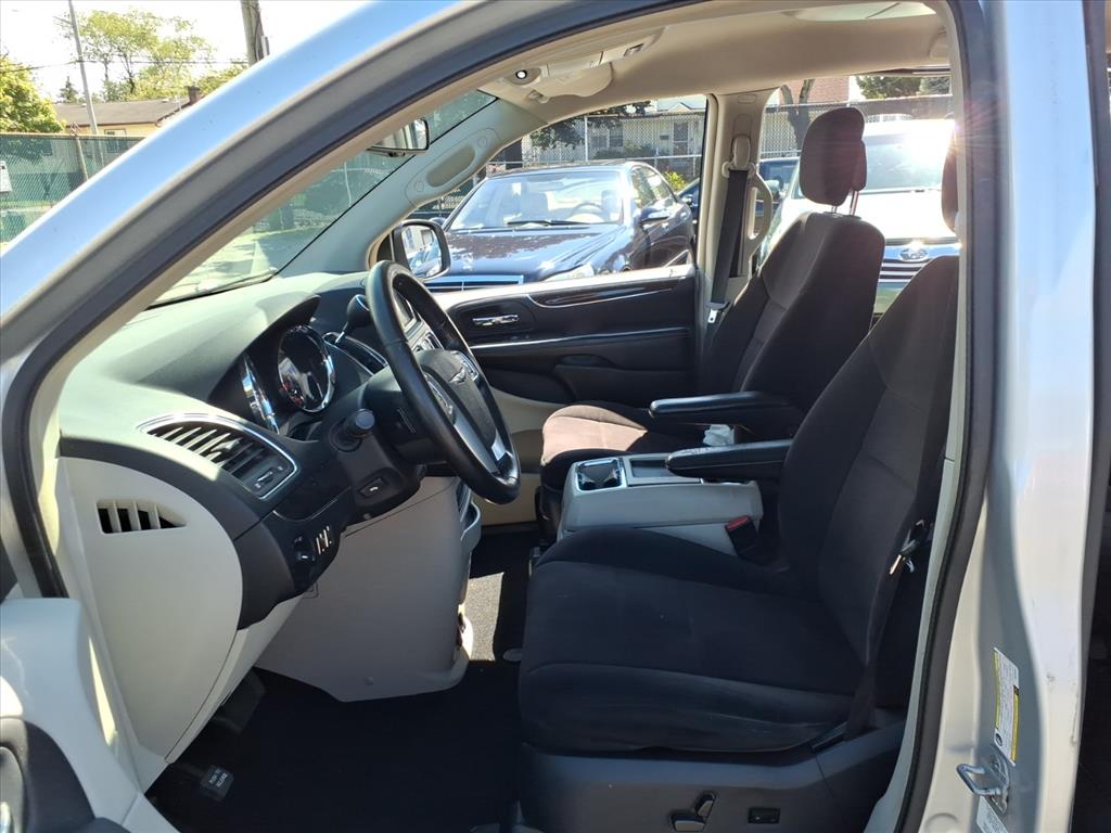 2011 Chrysler Town & Country Touring photo 21
