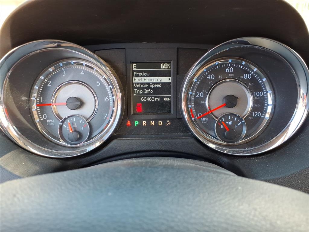 2011 Chrysler Town & Country Touring photo 23
