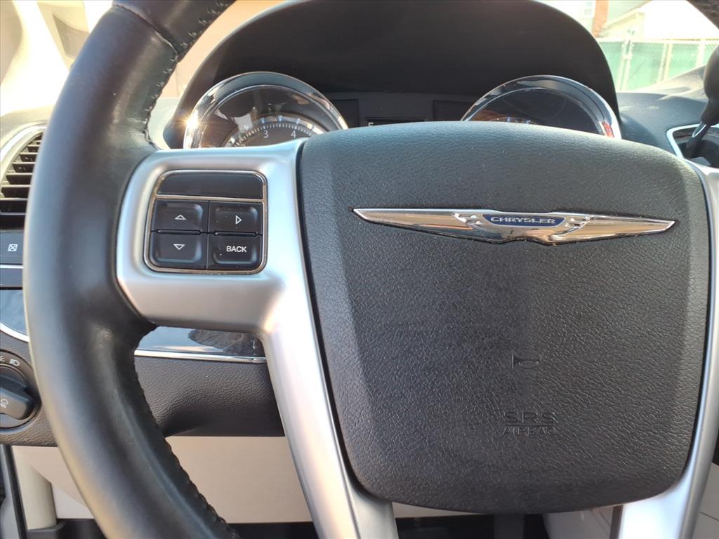 2011 Chrysler Town & Country Touring photo 24