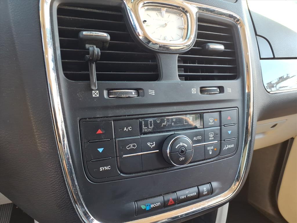 2011 Chrysler Town & Country Touring photo 28
