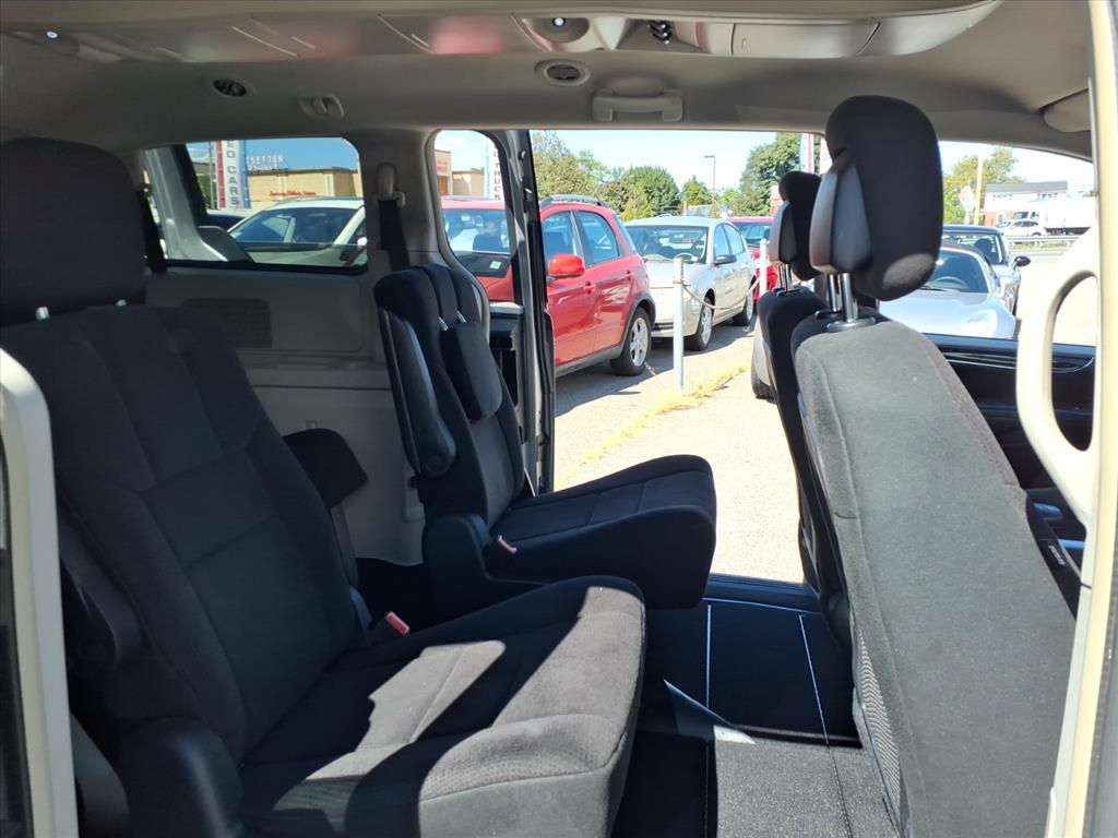 2011 Chrysler Town & Country Touring photo 32