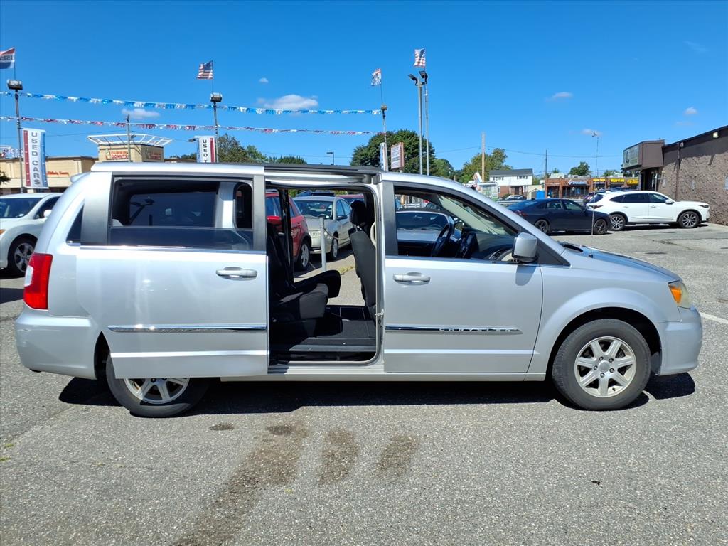 2011 Chrysler Town & Country Touring photo 33