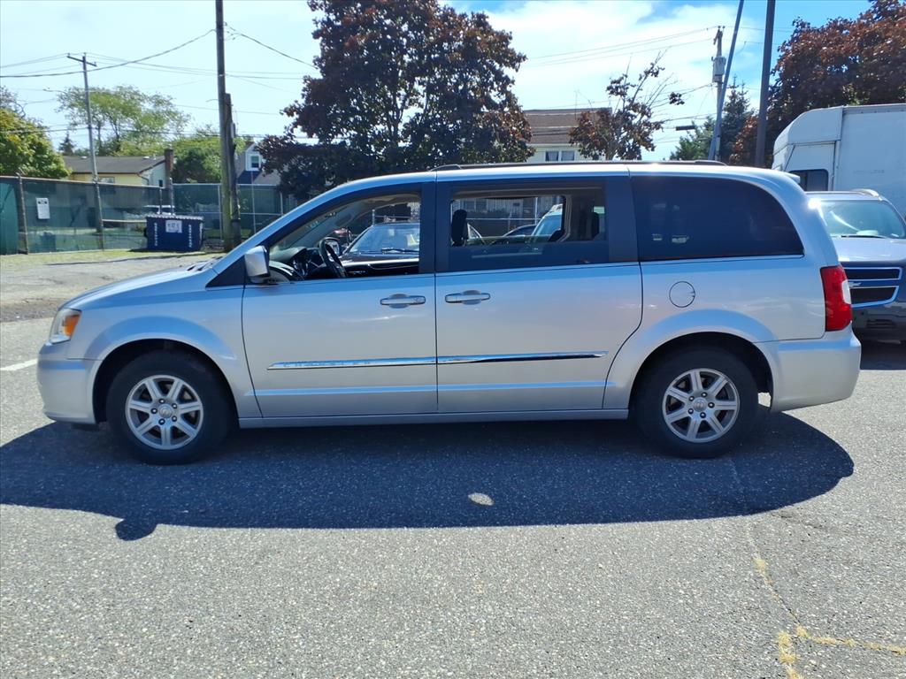 2011 Chrysler Town & Country Touring photo 4