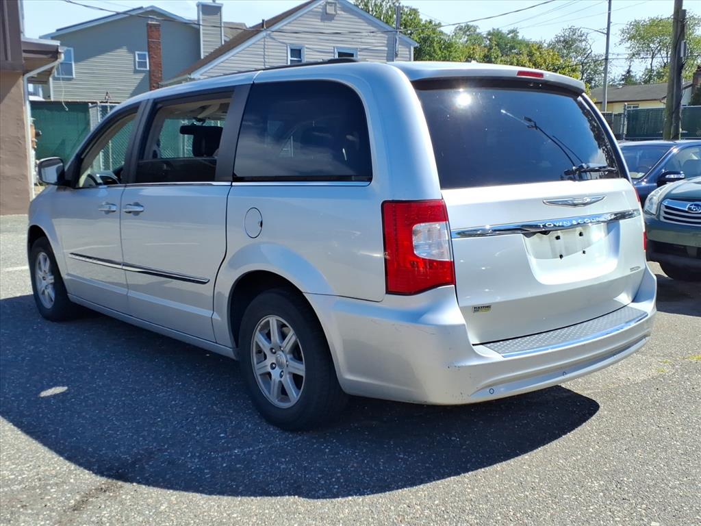 2011 Chrysler Town & Country Touring photo 5