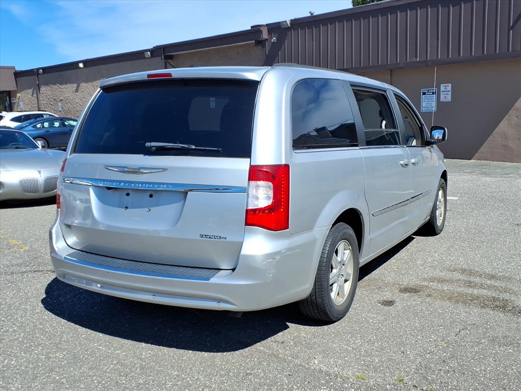 2011 Chrysler Town & Country Touring photo 7