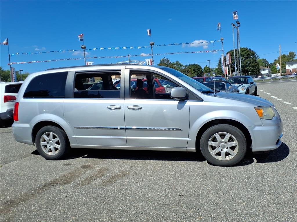 2011 Chrysler Town & Country Touring photo 8