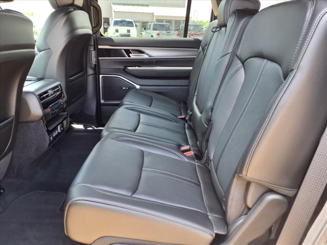 2025 Jeep Wagoneer Base