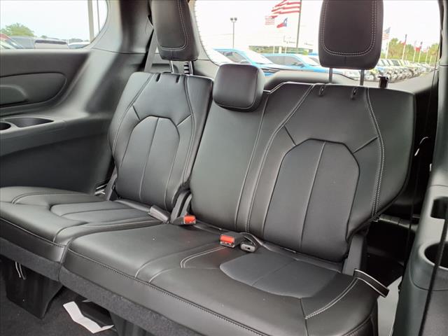 2025 Chrysler Voyager LX