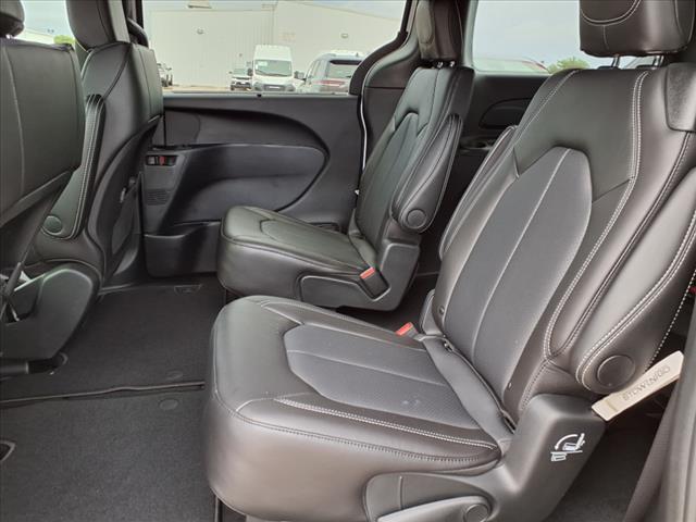 2025 Chrysler Voyager LX