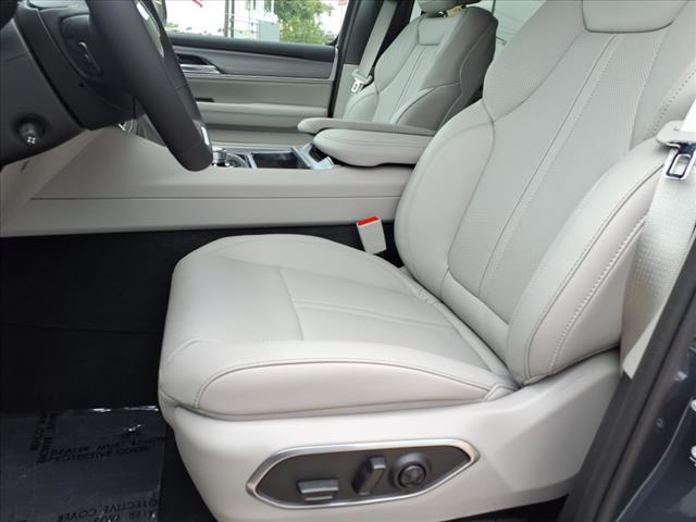 2025 Jeep Wagoneer Base