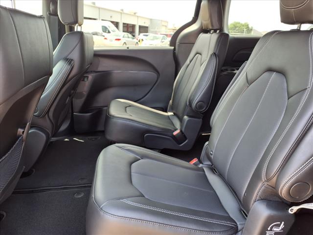 2025 Chrysler Voyager LX