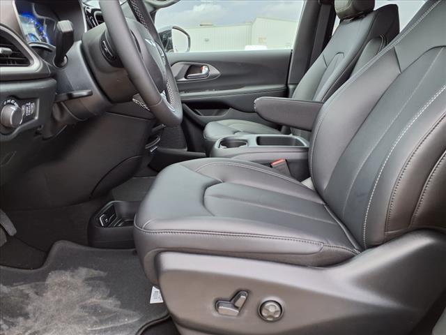 2025 Chrysler Voyager LX