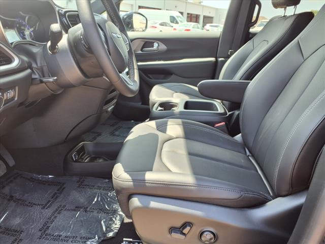 2025 Chrysler Voyager LX