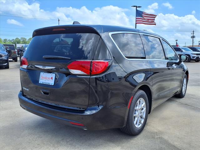 2025 Chrysler Voyager LX
