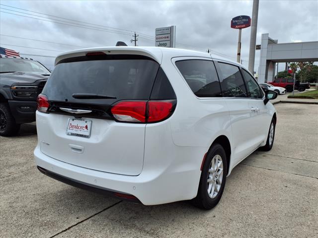 2025 Chrysler Voyager LX