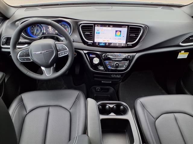 2025 Chrysler Voyager LX