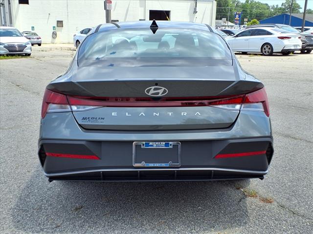 2025 Hyundai ELANTRA SE