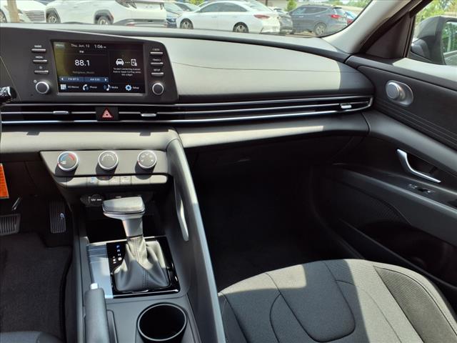 2025 Hyundai ELANTRA SE