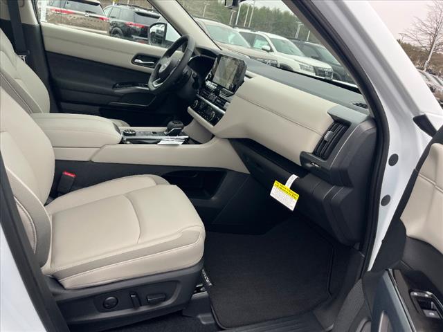2025 Nissan Pathfinder SL