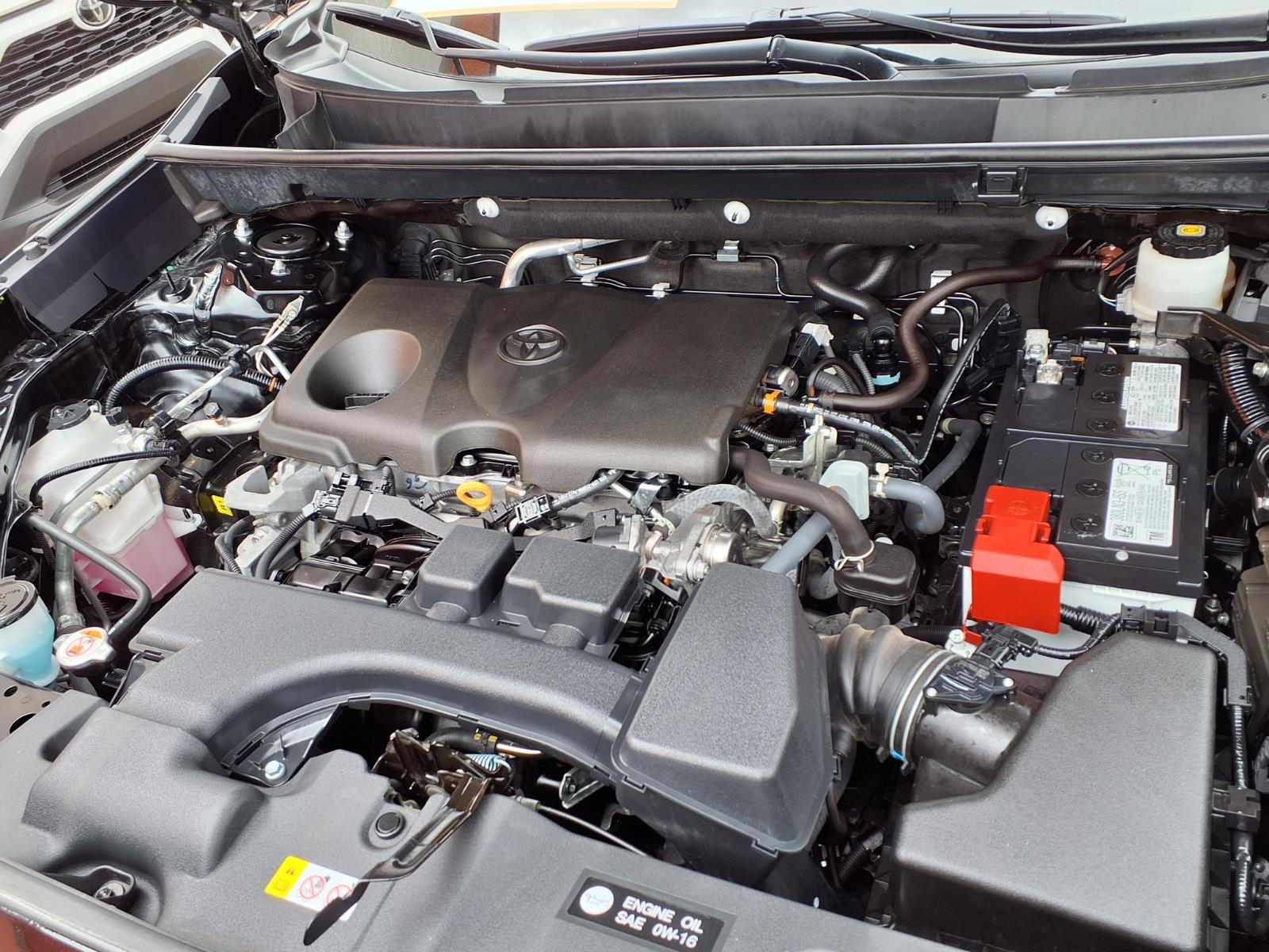 2025 Toyota RAV4 XLE - Photo 10
