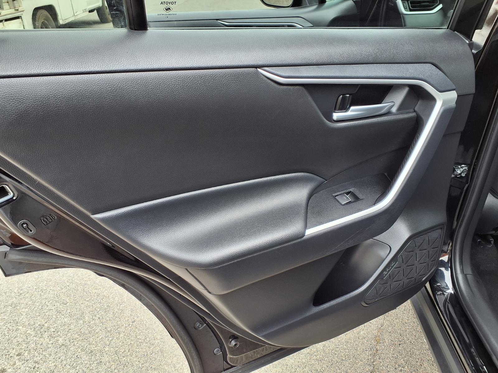 2025 Toyota RAV4 XLE - Photo 11