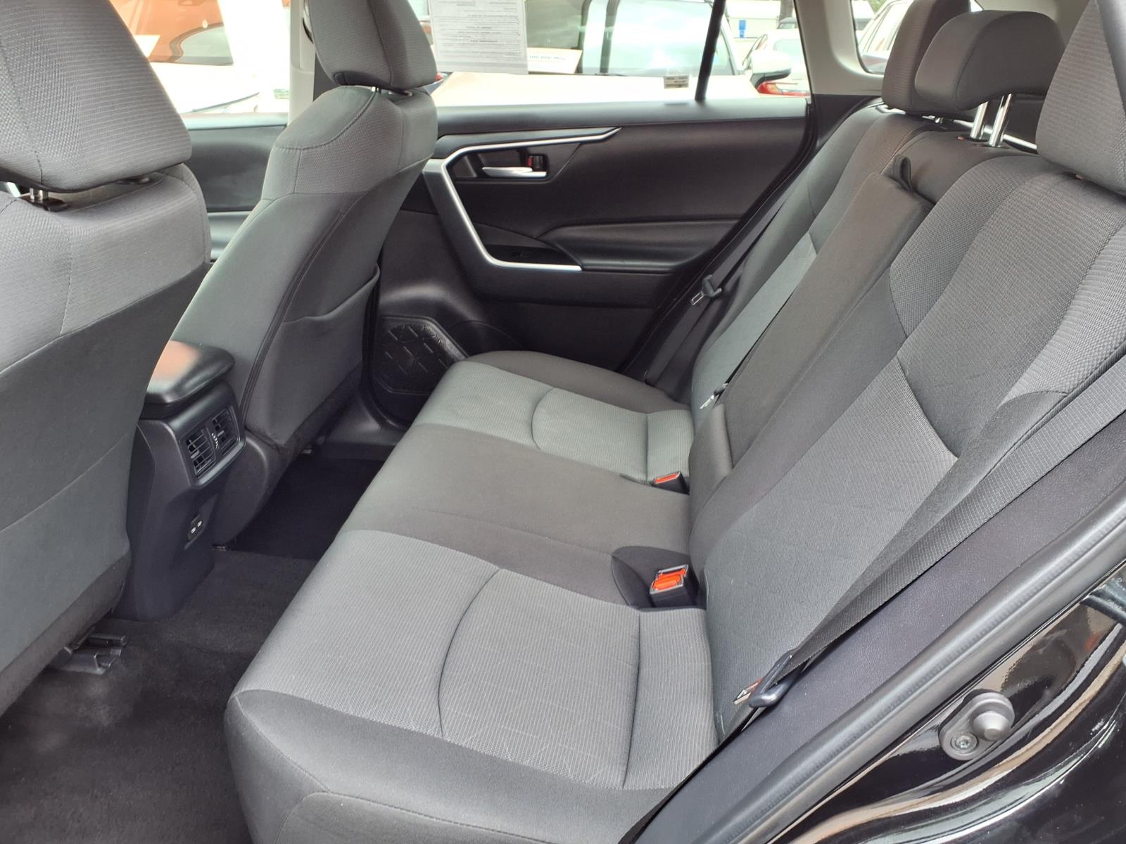 2025 Toyota RAV4 XLE - Photo 12